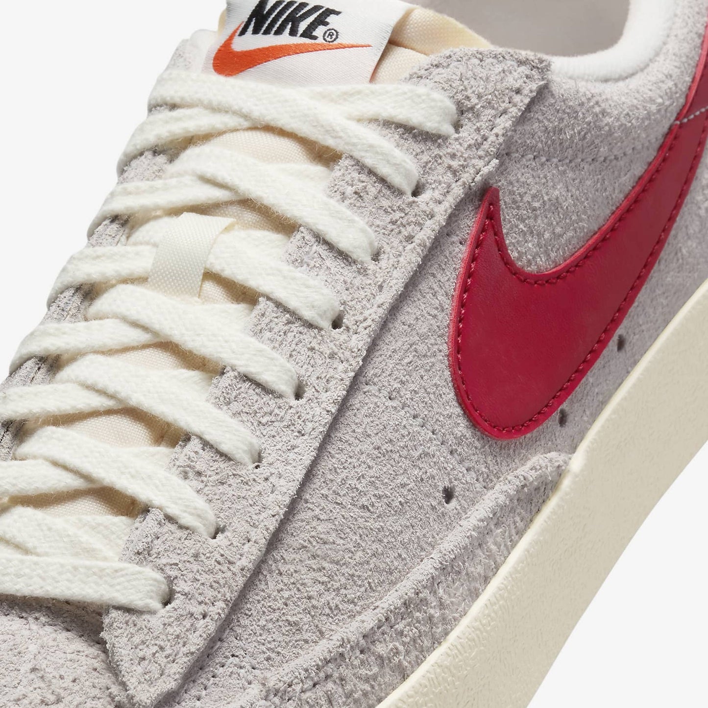 Nike | WMN'S BLAZER LOW '77 VINTAGE { SUMMIT WHITE/GYM RED-SAIL-COCONUT MILK