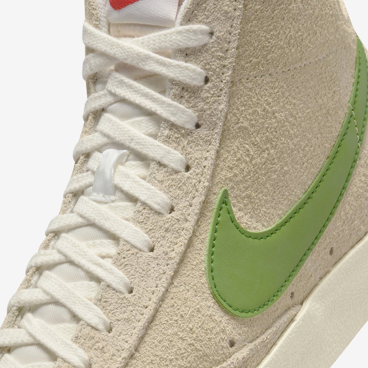 Nike | WMN'S BLAZER MID '77 VINTAGE { MUSLIN/CHLOROPHYLL-COCONUT MILK-SAIL