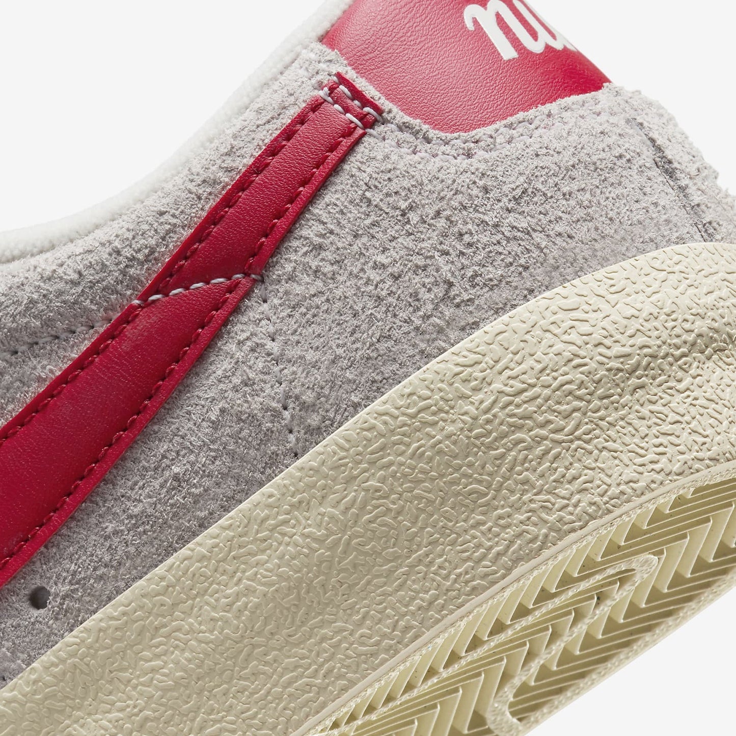 Nike | WMN'S BLAZER LOW '77 VINTAGE { SUMMIT WHITE/GYM RED-SAIL-COCONUT MILK